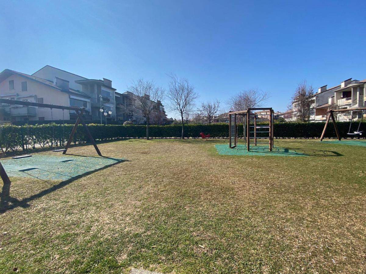 Apartment With Garden And Grill - Green Residence Sirmione เดเซนซาโนเดลการ์ดา ภายนอก รูปภาพ